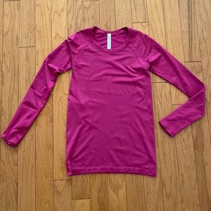 Lululemon Swiftly Tech Long Sleeve Shirt 2.0 in Ripened Raspberry. Size 6.